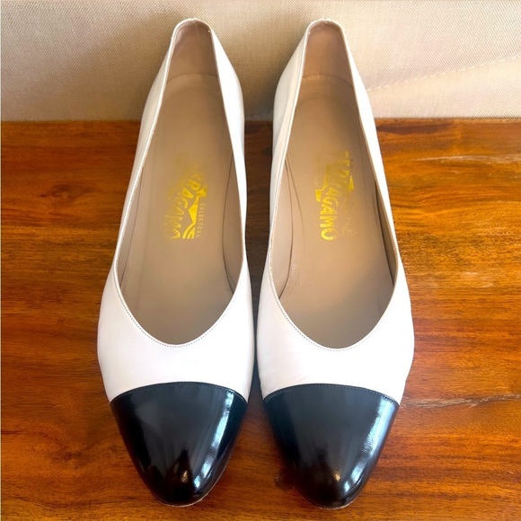 VINTAGE SALVATORE FERRAGAMO Black & White Leather Small Wedge Heel Flats Sz 9 - Picture 2 of 13